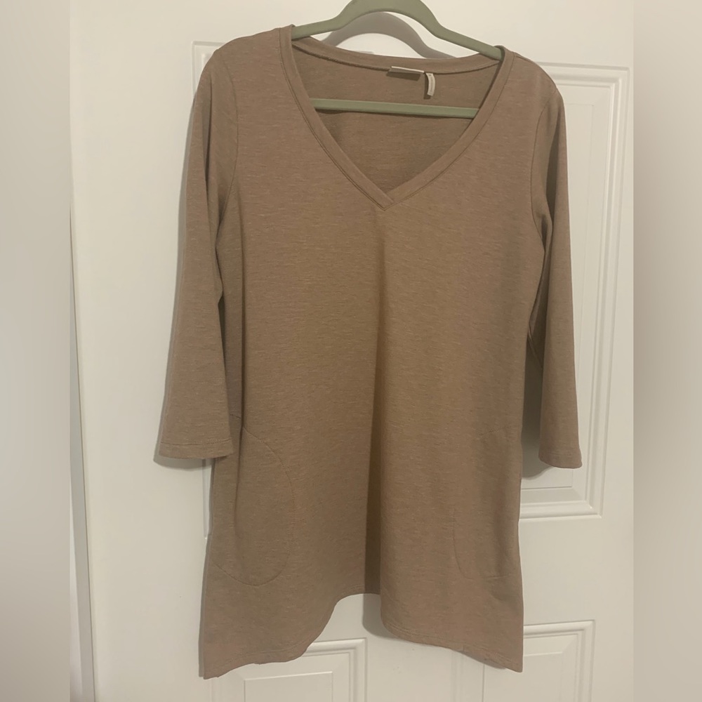 LOGO V Neck Top